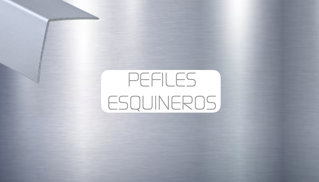 Cama moderna con cabecero acolchado y luz ambiental suave.