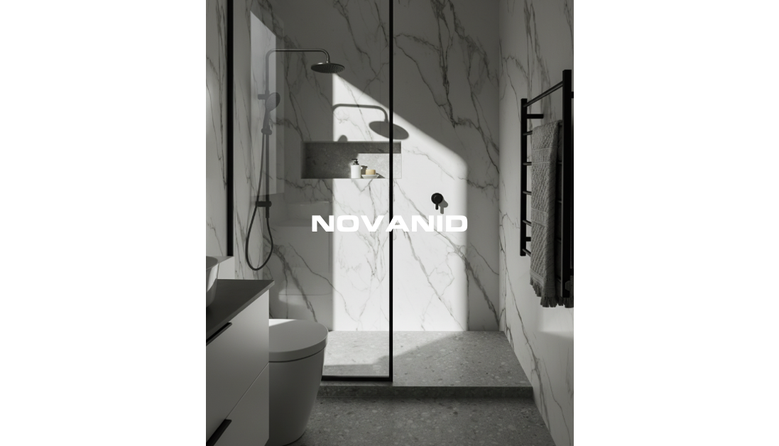 Baño moderno con ducha de cristal y placas decorativa statuario novanid, iluminado por luz natural.