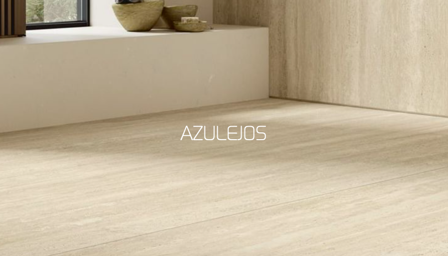 Suelo claro de azulejo travertino en un espacio luminoso con ventana y decoración minimalista.