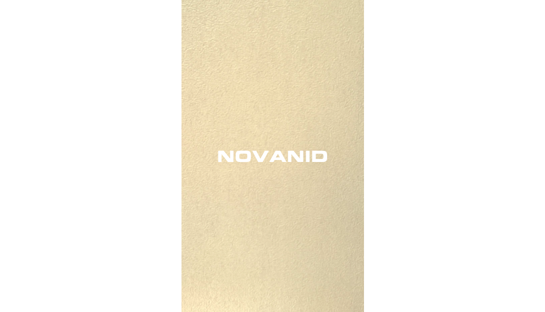 Baño luminoso con lavabo moderno y ventanales que dejan entrar la luz natural, placas decorativas greystone.