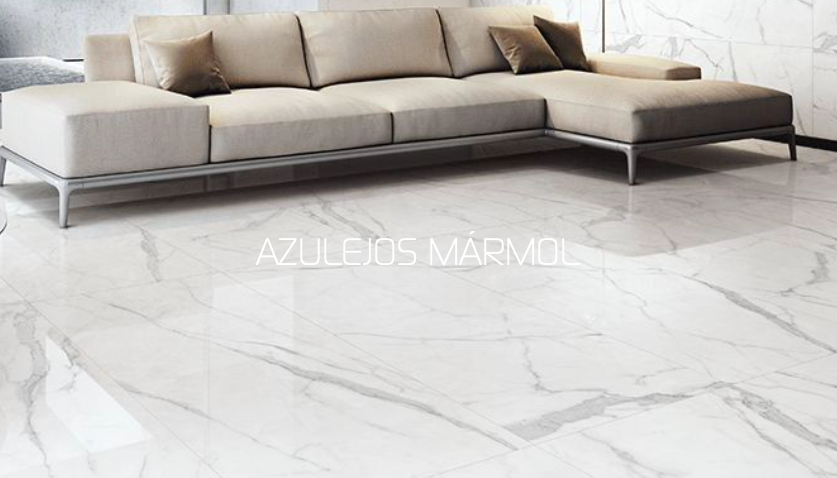Sofá moderno beige sobre un suelo de mármol blanco con vetas.