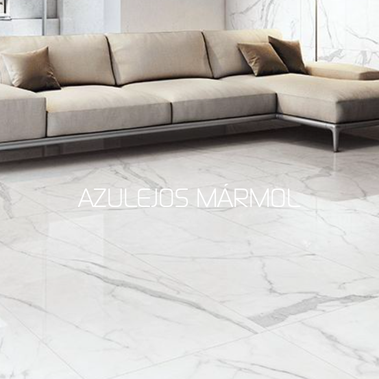 suelo de mármol blanco y Sofá moderno en una sala con paredes claras.