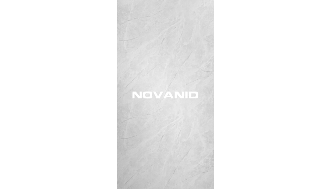 Baño luminoso con lavabo moderno y ventanales que dejan entrar la luz natural, placas decorativas greystone.