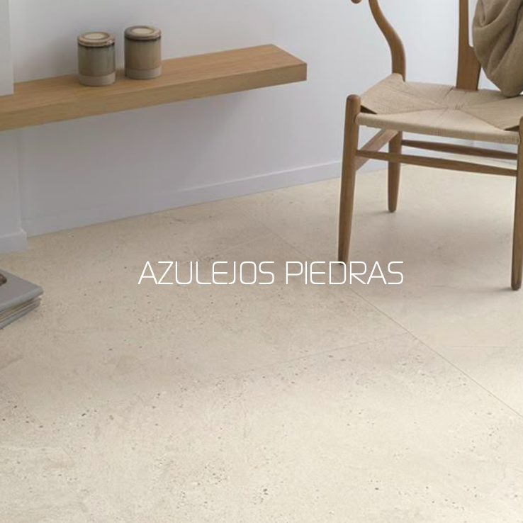 Suelo azulejos de piedra beige con una silla de madera y una repisa con dos tarros decorativos.