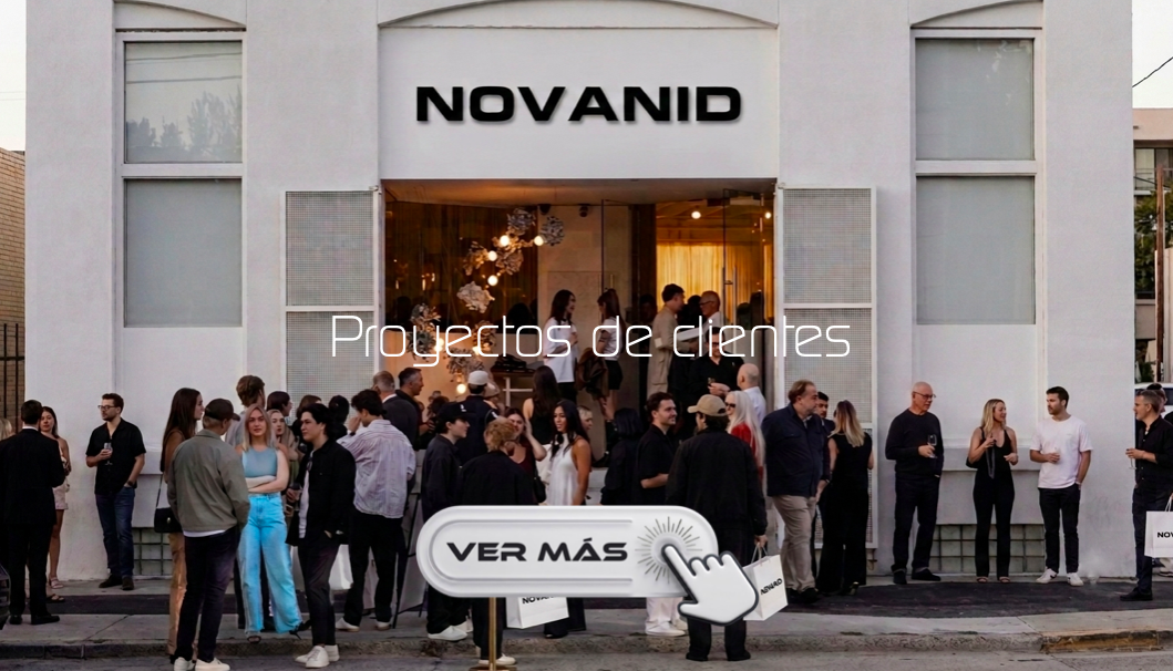 Recepción moderna CON PLACAS DECORATIVAS ALUMINIO DE MARCA NOVANID, minimalista con sofás claros y mostrador blanco.