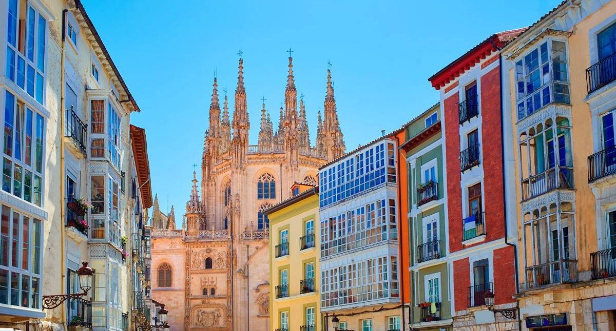 Vista de calles coloridas con la catedral de estilo gótico al fondo DE BURGOS