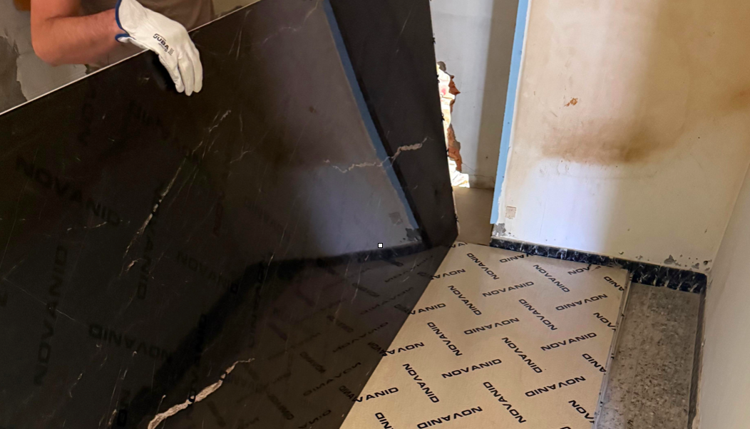 Recepción moderna CON PLACAS DECORATIVAS ALUMINIO DE MARCA NOVANID, minimalista con sofás claros y mostrador blanco.