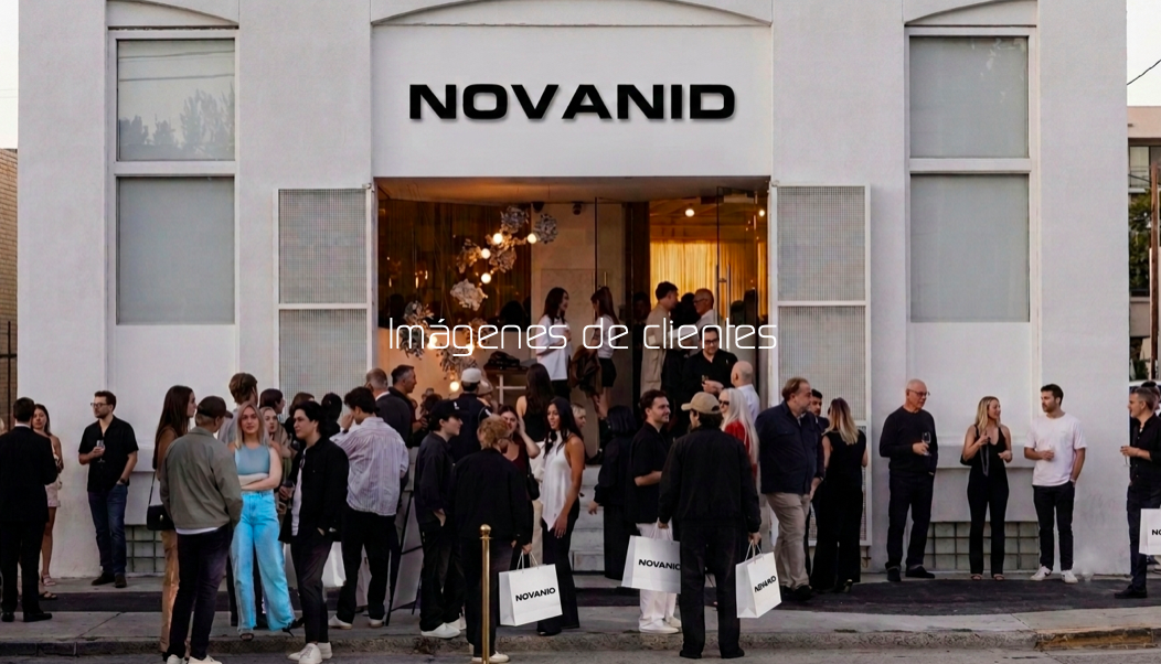 Recepción moderna CON PLACAS DECORATIVAS ALUMINIO DE MARCA NOVANID, minimalista con sofás claros y mostrador blanco.