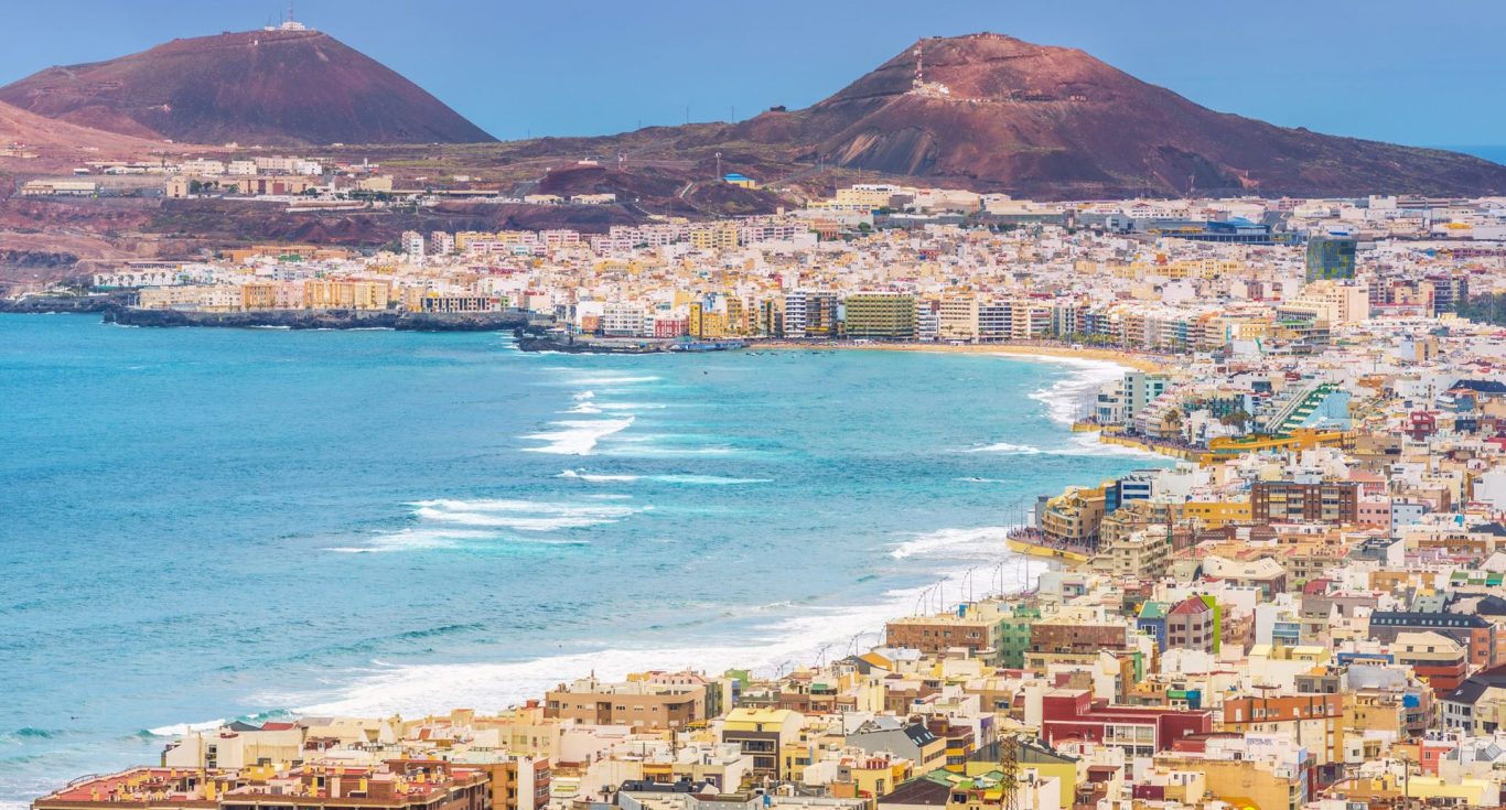Vista panorámica de la costa y las montañas en Las Palmas, Gran Canaria.