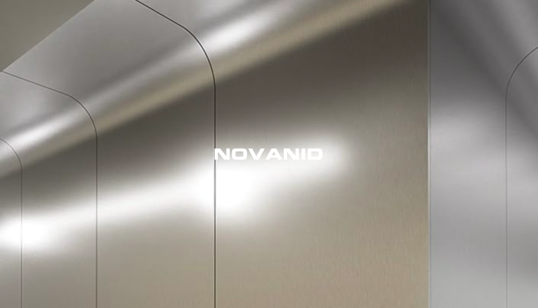 Texto en una pared DE PLACAS DECORATIVAS ALUMINIO brillante que dice "NOVANID".
