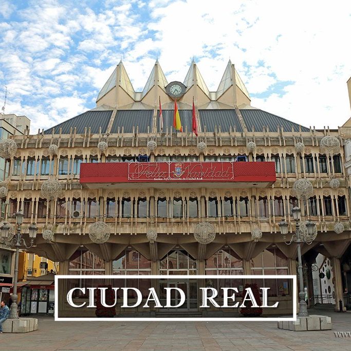 Edificio moderno en Ciudad Real con arquitectura singular y decoración colorida.