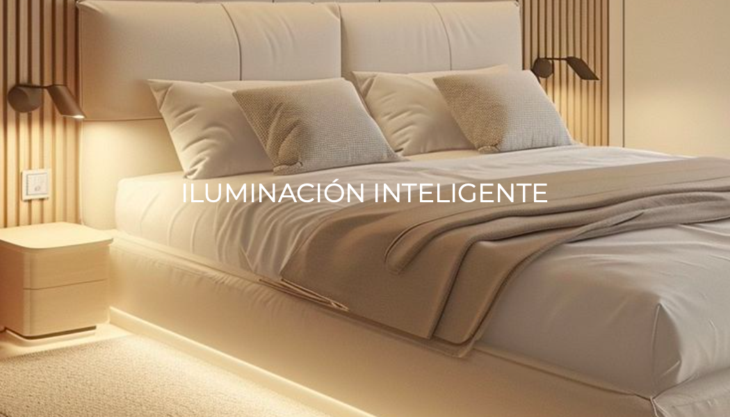 Cama moderna con cabecero acolchado y luz ambiental suave.