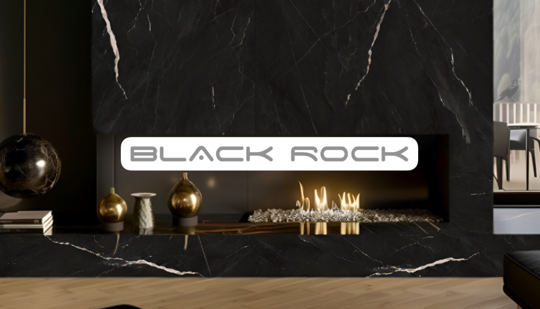 Chimenea moderna de placas decorativas de mármol negro con fuego visible y decoración minimalista.