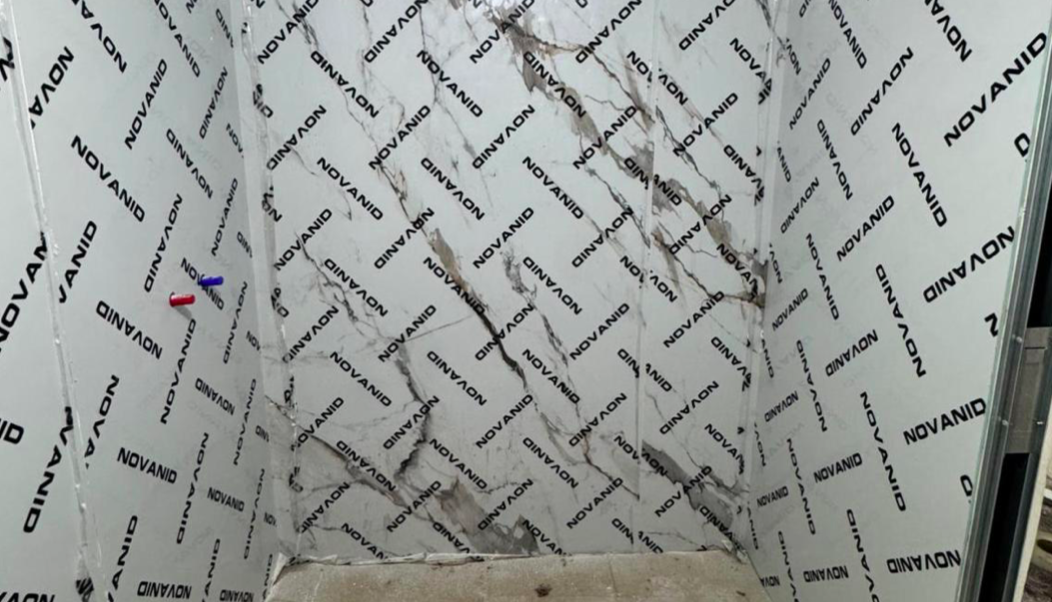 Recepción moderna CON PLACAS DECORATIVAS ALUMINIO DE MARCA NOVANID, minimalista con sofás claros y mostrador blanco.