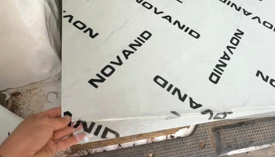 Recepción moderna CON PLACAS DECORATIVAS ALUMINIO DE MARCA NOVANID, minimalista con sofás claros y mostrador blanco.