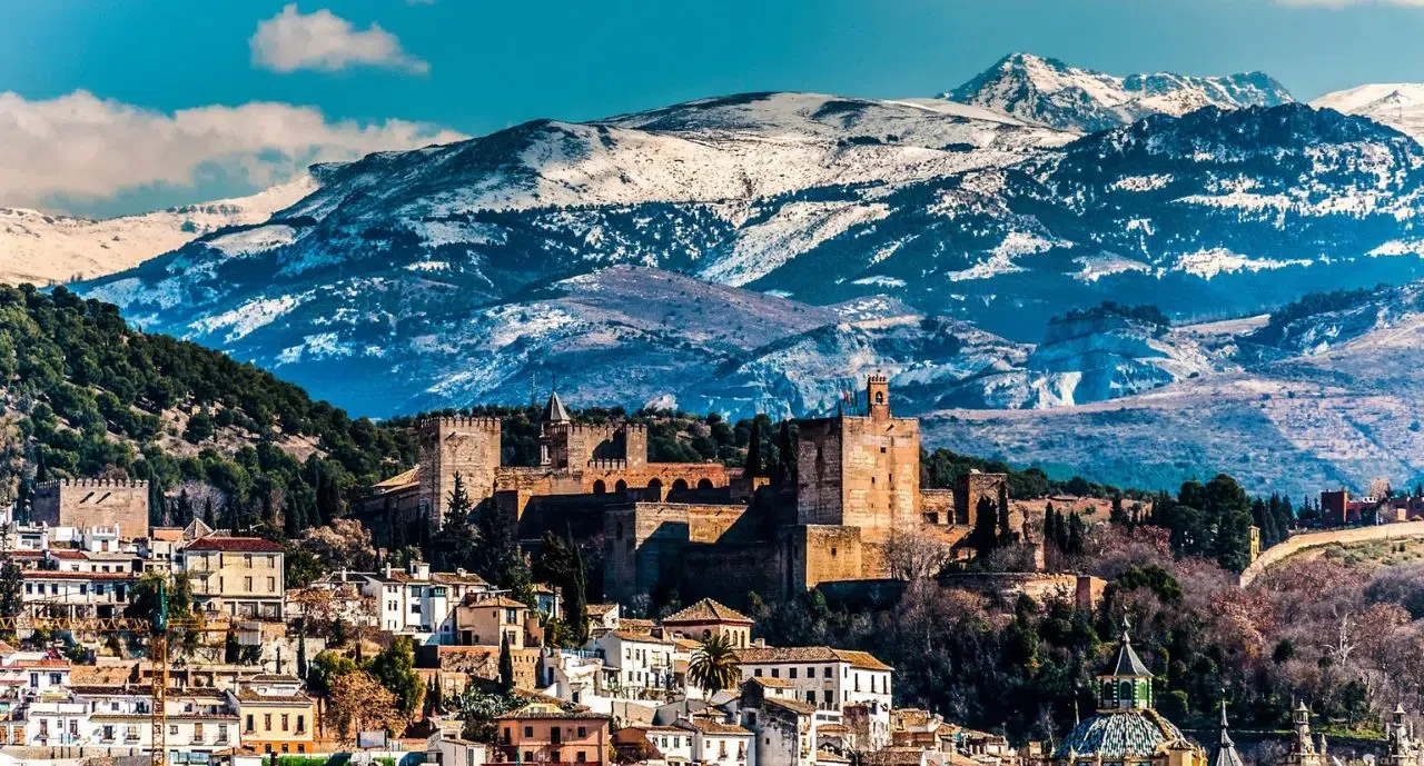 Vista panorámica de la alambra de granada junto a montañas nevadas de sierra nevada