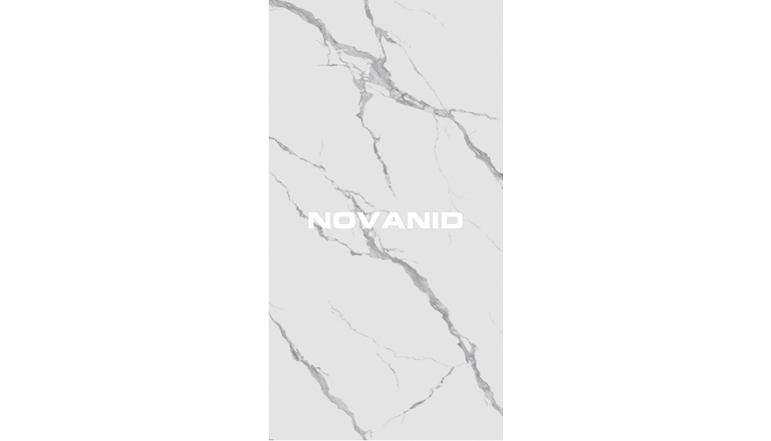 Diseño de placa decorativa  con vetas grises y texto "NOVANID" en el centro.