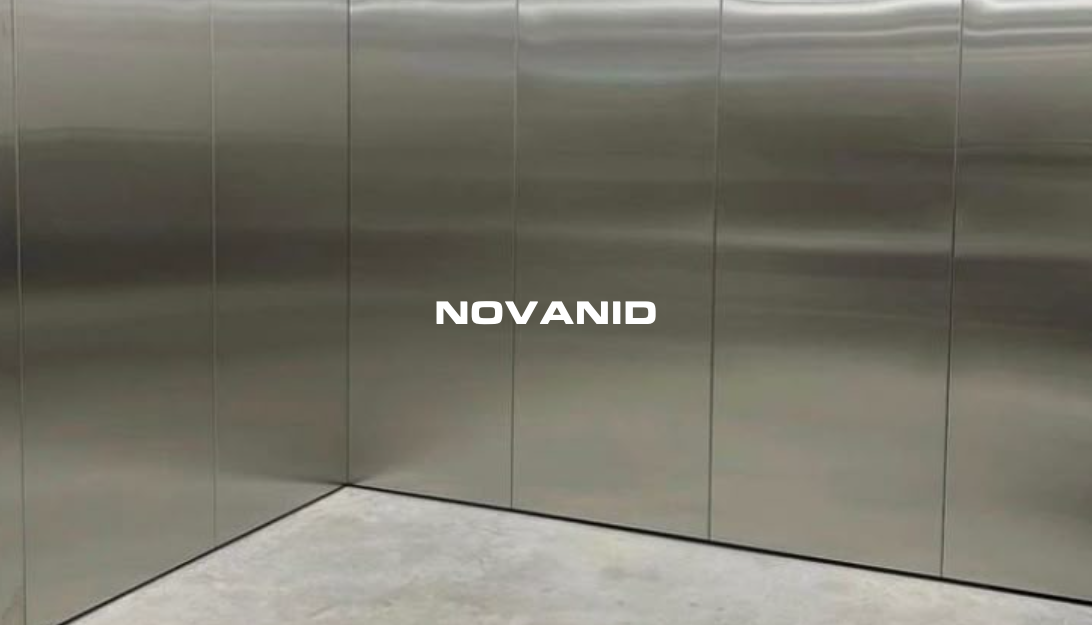 Pared de PLACA DECORATIVA DE METAL brillante con el texto "NOVANID" en el centro.