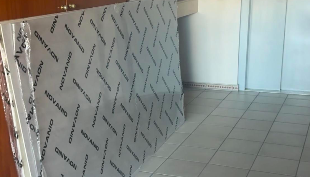 Recepción moderna CON PLACAS DECORATIVAS ALUMINIO DE MARCA NOVANID, minimalista con sofás claros y mostrador blanco.