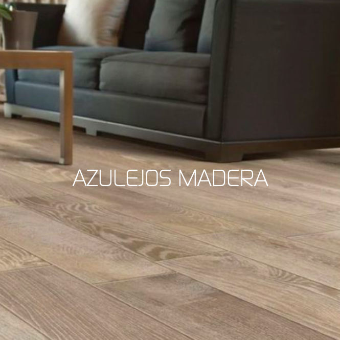 Suelo de azulejos madera clara con sofá oscuro y mesa de centro. Texto: "Azulejos Madera".