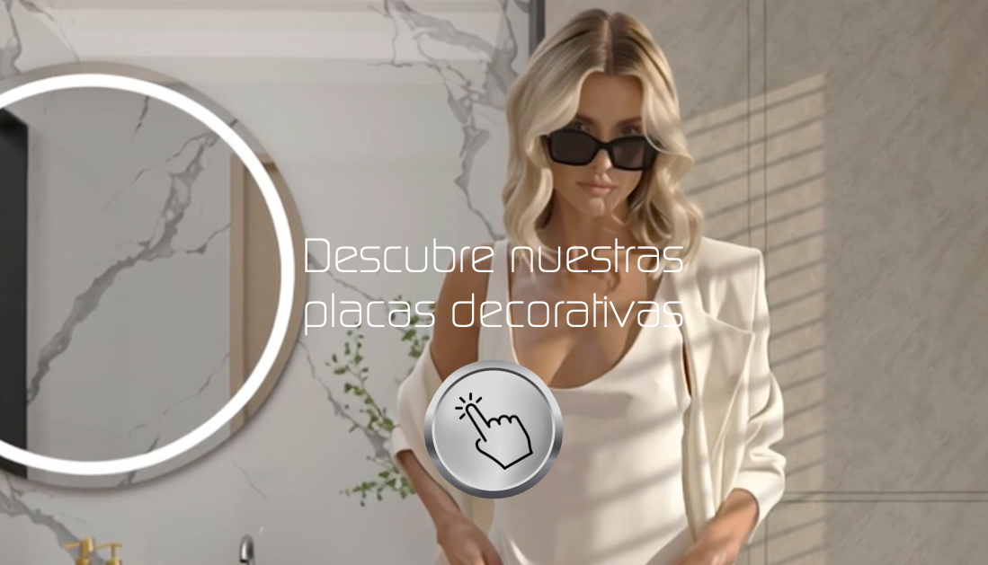 Mujer con blusa blanca, gafas de sol y fondo elegante de placas decorativas de mármol blanco