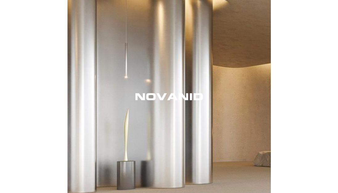 Interior moderno con paredes de PLACAS DE PVC DE metal, candelabros y el texto "NOVANID".