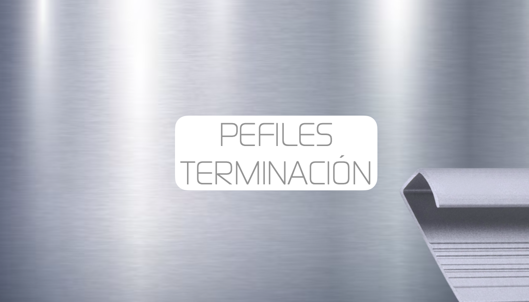 Cama moderna con cabecero acolchado y luz ambiental suave.