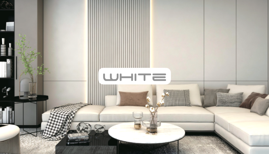 Salón moderno con sofá blanco, mesa de café y placas decorativas en las paredes en tono blancos.