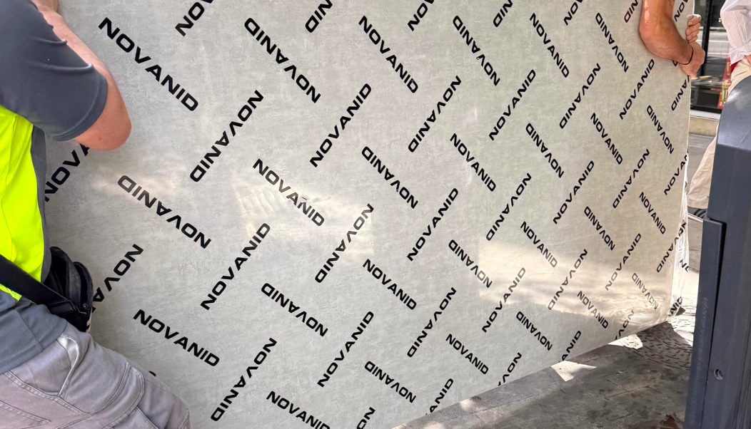 Recepción moderna CON PLACAS DECORATIVAS ALUMINIO DE MARCA NOVANID, minimalista con sofás claros y mostrador blanco.