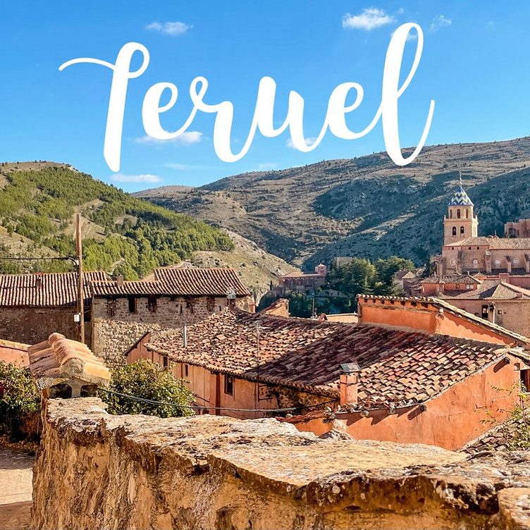 Vista panorámica de Teruel con montañas y arquitectura tradicional.