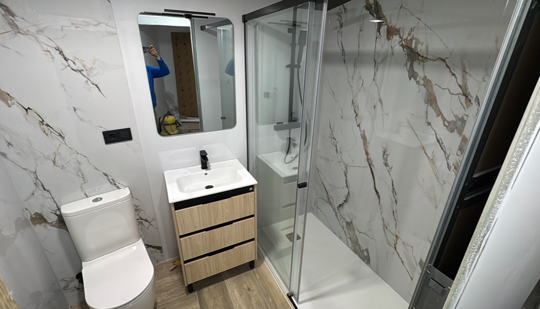 Recepción moderna CON PLACAS DECORATIVAS ALUMINIO DE MARCA NOVANID, minimalista con sofás claros y mostrador blanco.