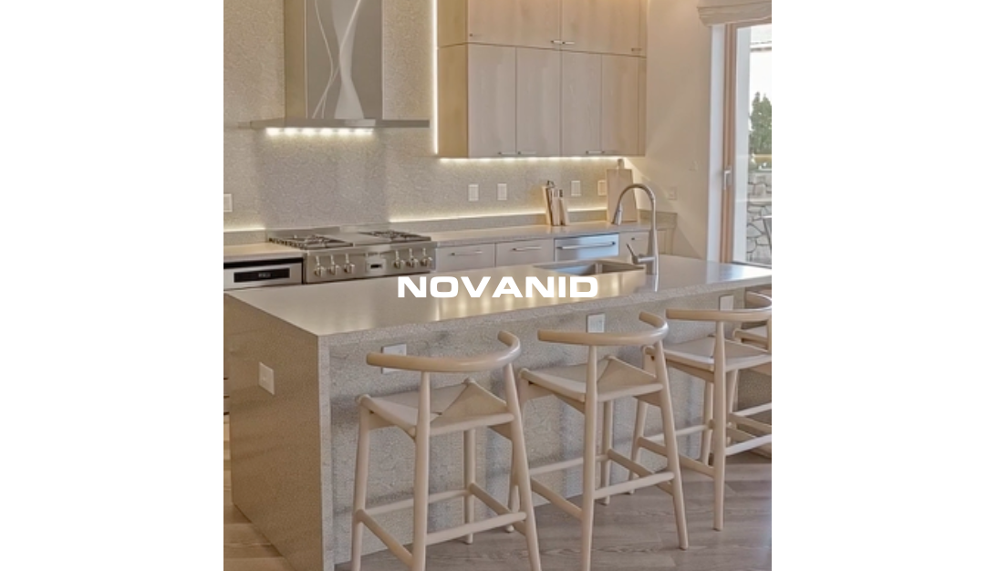 Cocina moderna con barra de desayuno y taburetes de madera clara y placas decorativas novanid grey stone en las paredes
