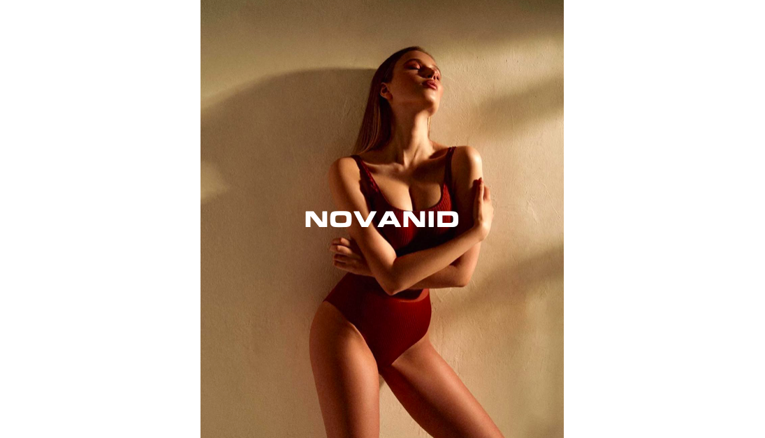 Baño luminoso con lavabo moderno y ventanales que dejan entrar la luz natural, placas decorativas greystone.