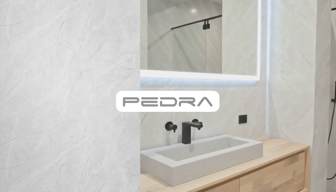 Lavabo moderno con grifería negra sobre mueble de madera y paredes de placas decorativas modelo pedra de novanid