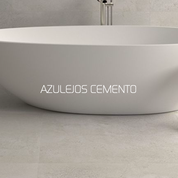 Baño de azulejos de cemento gris y bañera blanca ovalada 