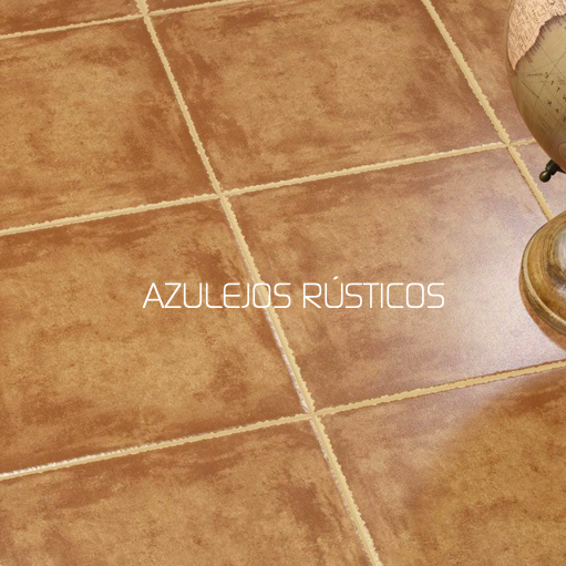Suelo azulejos de piedra beige con una silla de madera y una repisa con dos tarros decorativos.