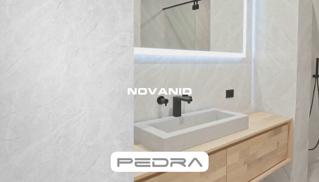 Baño moderno con lavabo rectangular, mueble de madera, espejo iluminado y placas decorativas pedra marca novanid
