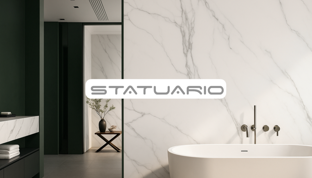 Baño moderno con placas decorativas de mármol claro statuario marca novanid, bañera elegante y detalles en tono oscuro.
