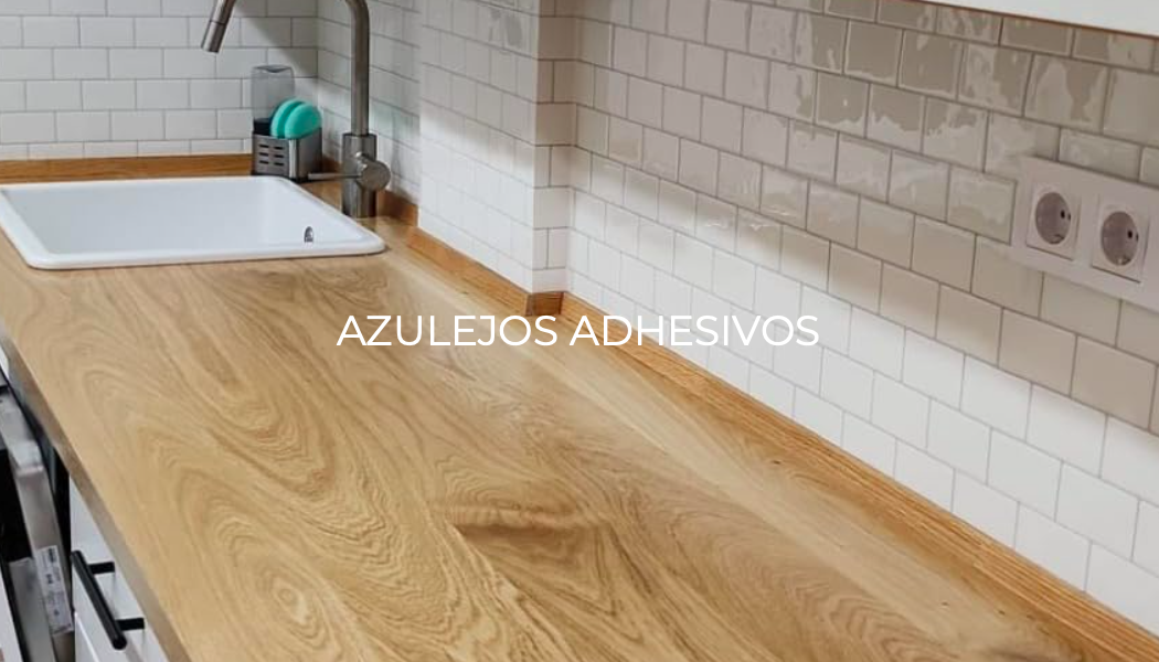 Encimera de cocina de piedra con un diseño moderno y acabado en mármol.