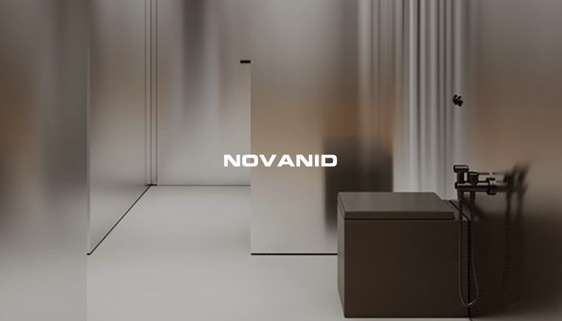 Interior de sala minimalista con paredes DE PALCAS DECORATIVAS DE ALUMINIO metálicas y el texto "NOVANID" en el centro.
