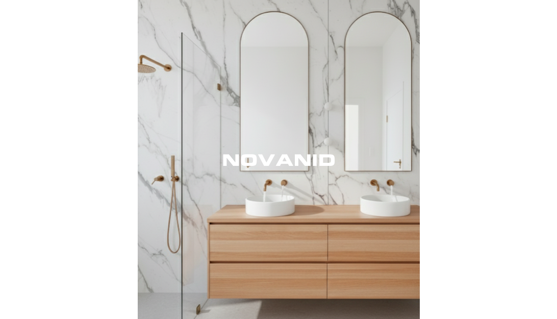 Baño moderno con muebles de madera, lavabos redondos, dos espejos arqueados y placas pvc novanid