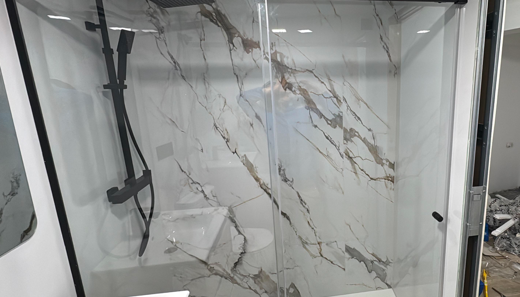 Recepción moderna CON PLACAS DECORATIVAS ALUMINIO DE MARCA NOVANID, minimalista con sofás claros y mostrador blanco.