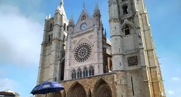 Catedral de León con arquitectura gótica y un grupo de personas en el primer plano.